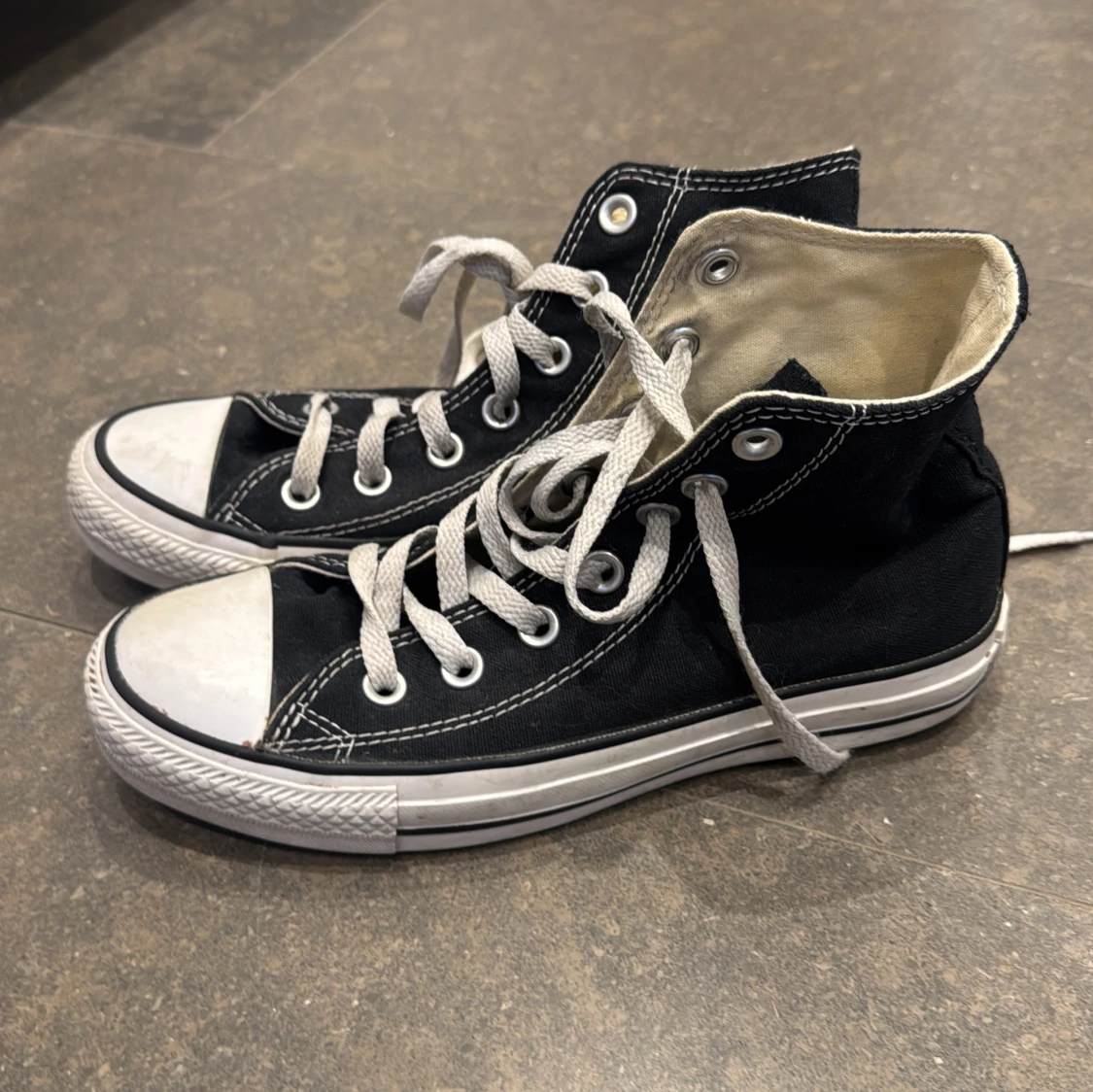 Svarta Converse All Star sneakers