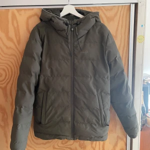 Olivgrön pufferjacka från PelleP - PelleP jacka som är använd typ en halv vinter. Storlek S men om du gillar en lite kortare och tajtare jacka är den perfekt för er som har M. Inga defekter men har dock inte tvättat den ordentligt från när jag använde den så det löser jag innan köp👍
