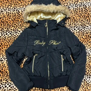 2000s baby phat jacket - ✰*฿✩‧₊˚ läs gärna köpvillkoren &  beskrivningen innan - INGA PRISFÖRSLAG! inga bilder på men mått finns!  jättefin vinterjacka från märket babyphat, står strl L men skulle säga att den är en S då den är liten i storleken. sparsamt använt skick, baby phat dragkedjorna är lite tarnished, annars inget märkvärdigt. skriv vid frågor! 