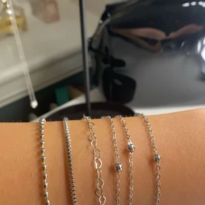 Snygga armband, och ett halsband🫶🏼🤍 - Säljer ett set med stilrena silverarmband och ett halsband med ett hjärthänge. Om du köper får du med alla🤍säljer då jag inte använder silver! Helt nya fick nyss hem dom och har inte används🤍