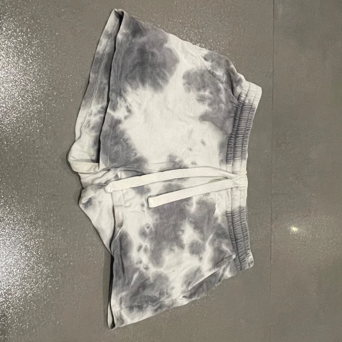 Grå och vita shorts med batikmönster