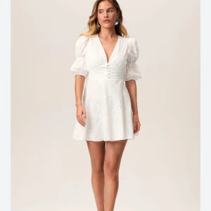 Vit adoore klänning - Säljer denna otroliga klänningen från adoore🤍