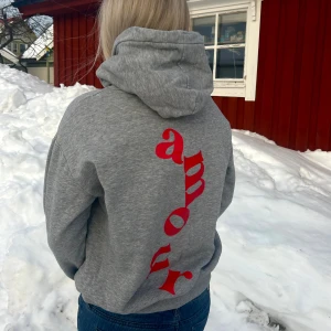 Hoodie ”AMOUR” - Storlek M✨Stilren och snygg hoodie som passar alla!