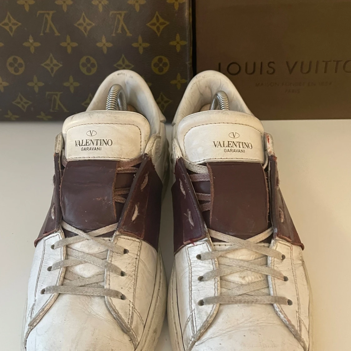 Valentino Garavani sneakers i vitt och vinrött - 91