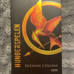 Hungerspelen / hunger games - Första delen av Hungerspelen. Svensk häftad bok. Aldrig läst. Säljer även del 4! Sätt gärna ihop en bundle!
