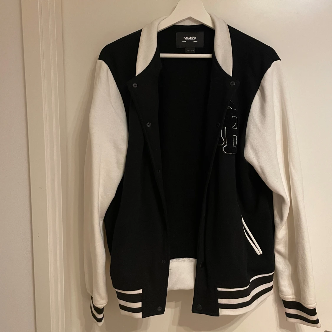Svart och vit Varsity Jacket från Pull&Bear