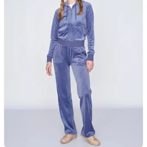 Juicy Couture set - Säljer mitt Juciy Couture set i färgen grey/blue. Koftan är i storlek xs och byxorna i storlek xxs. Byxorna är väldigt lite utnötta i hälen annars fint skick. Tröjan är i väldigt bra skick. 