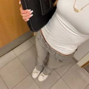 Grå bootcut jeans - Snygga grå bootcut jeans med låg midja och klassisk femficksdesign. Perfekta för en avslappnad stil. 