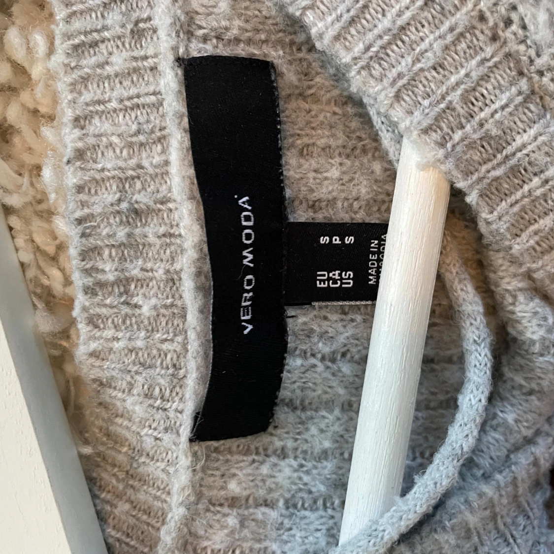 Grå stickad tröja från Vero Moda - 90