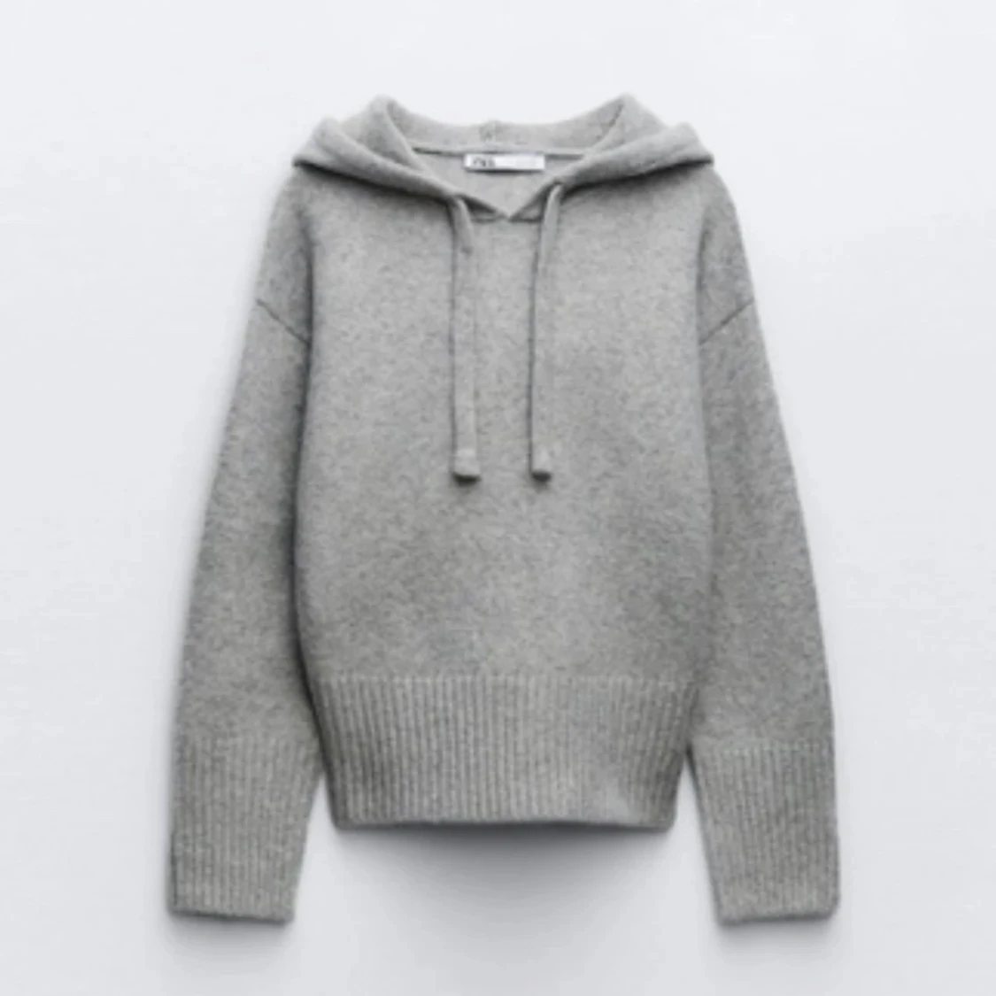 Grå stickad hoodie