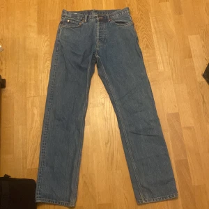 Blå jeans från Weekday - Snygga blå jeans från Weekday i en avslappnad straight fit. Perfekta för en casual look. Använda få gånger. Nypris 800kr mitt pris 150kr.