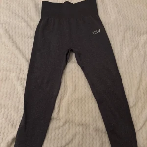 Grå träningstights från ICANIWILL - Snygga träningstights från ICANIWILL! Är i väldigt bra skick, använda max 1 gång.