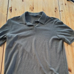 Mörk grön pikétröja från Massimo Dutti - Snygg grön pikétröja från Massimo Dutti en polo krage den är tidlös. Tröjan passa mig inte och säljer den därför