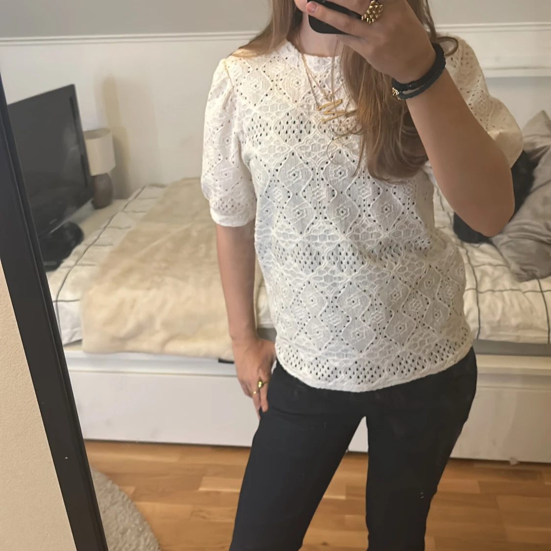 Vit spetsblus med puffärmar - 90