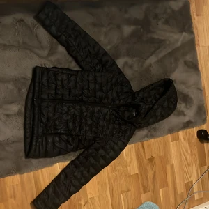 Svart  jacka från Everest - Säljer en svart  jacka från Everest med huva. Jackan har en dragkedja framtill och är perfekt för höstdagarna. Den är stilren och funktionell, vilket gör den till ett bra val för vardagsbruk. Väldigt bra skick men finns några få  spår på änvändning. Säljer pga har växt ut den