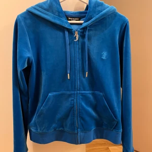 Blå juicy Couture hoodie - Jättefin hoodie, är i ett mycket bra skick    Använd max 2 ggr                                              Storlek: M                                                                              Pris: 900kr +frakt