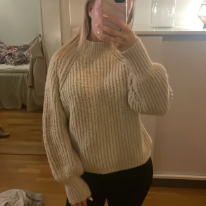 Beige stickad tröja - Mysig beige stickad tröja, använd fåtal gånger💞