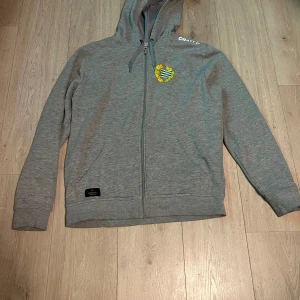 Hammarby hoodie med dragkedja  - Säljer en grå Hammarby hoodie med dragkedja. Säljer den eftersom den är för stor. Använt ett fåtal gånger 