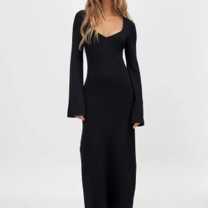 Svart långklänning  - Svart lång figursydd klänning, strl 34, går till fötterna på mig som är 165. 