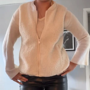 Fluffig väst  - Fin beige fluff väst som inte längre används😇