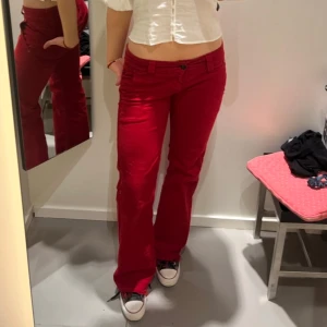 Röda lågmidjade byxor - Snygga röda bootcut byxor med låg midja. 