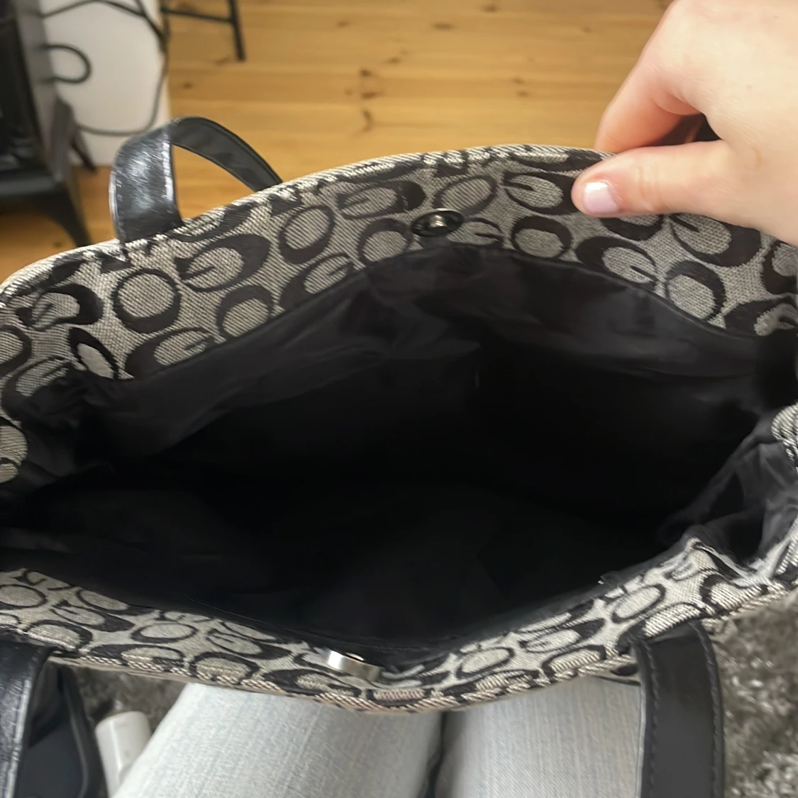 Mönstrad axelväska med svarta detaljer - 90