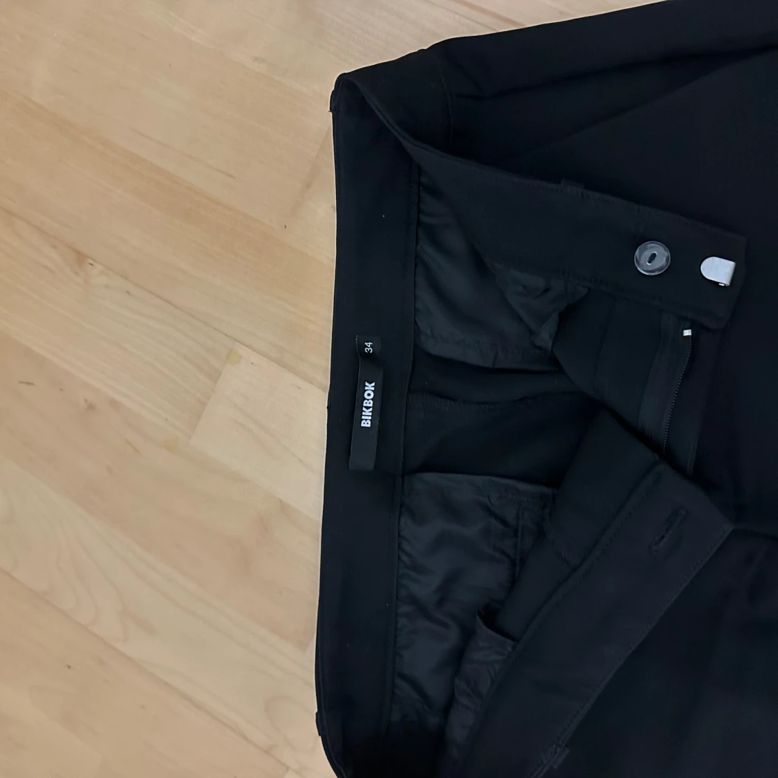Svarta kostymbyxor från Bikbok