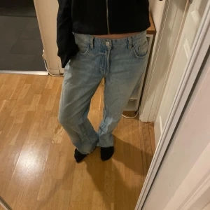 Jeans  - Så najs jeans från zara! Har klippt de men de är fortfarande lite långa för mig som är ca 164
