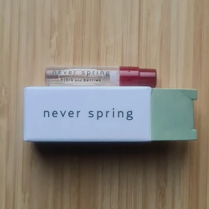björk and berries Never Spring 1.5ml sample  - Ursprungligen 1,5 ml, testad några gånger men majoriteten kvar (mängd kvar som på bilden). Inköpt december 2024.