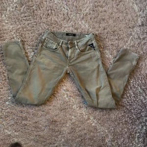 Repay anbass jeans  - Ett par gråa replay anbass jeans, storlek W29 L32. Dom är perfekta för dig som är runt 170. Jeansen har inga hål eller tecken på användning förutom på tagen där bak.👌