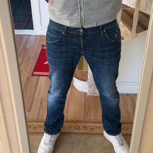 Mörkblå jeansbyxor med lite distress från DonUp - Snygga blå jeansbyxor i princip helt nya och har riktigt snygg design.  storlek W35 i deras storleksguide. Passar ej längre men bild bifogas för att se ungefär hur dem ser ut
