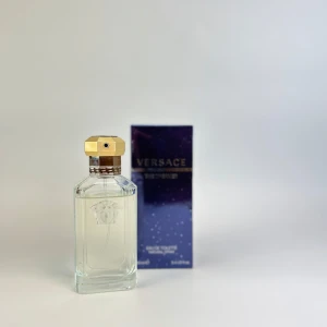 Versace The Dreamer  - Versace The Dreamer : (NOTER) Toppnoter: Enbär, dragon, artemisia Hjärtnoter: Iris, lilja, tobak, ambra Basnoter: Tonkaböna, vetiver, cederträ (PRIS) ✨ 3ml - 50kr ✨ 5ml - 70kr  Beställ enkelt via DM eller på Plick redan idag och upptäck om detta blir din nya favorit!
