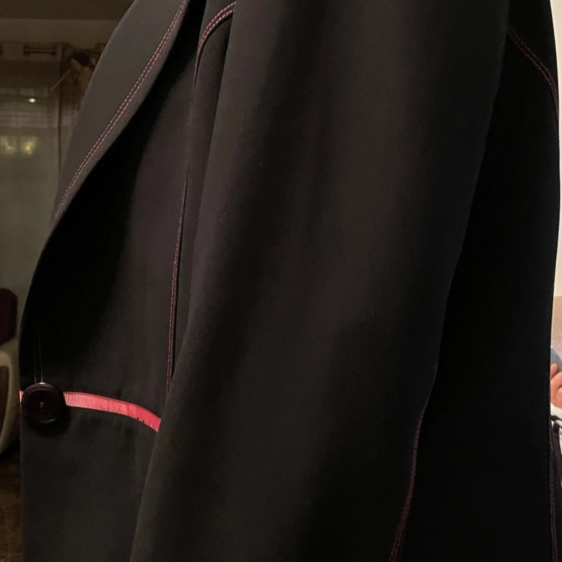 Svart kavaj med rosa detaljer - 90