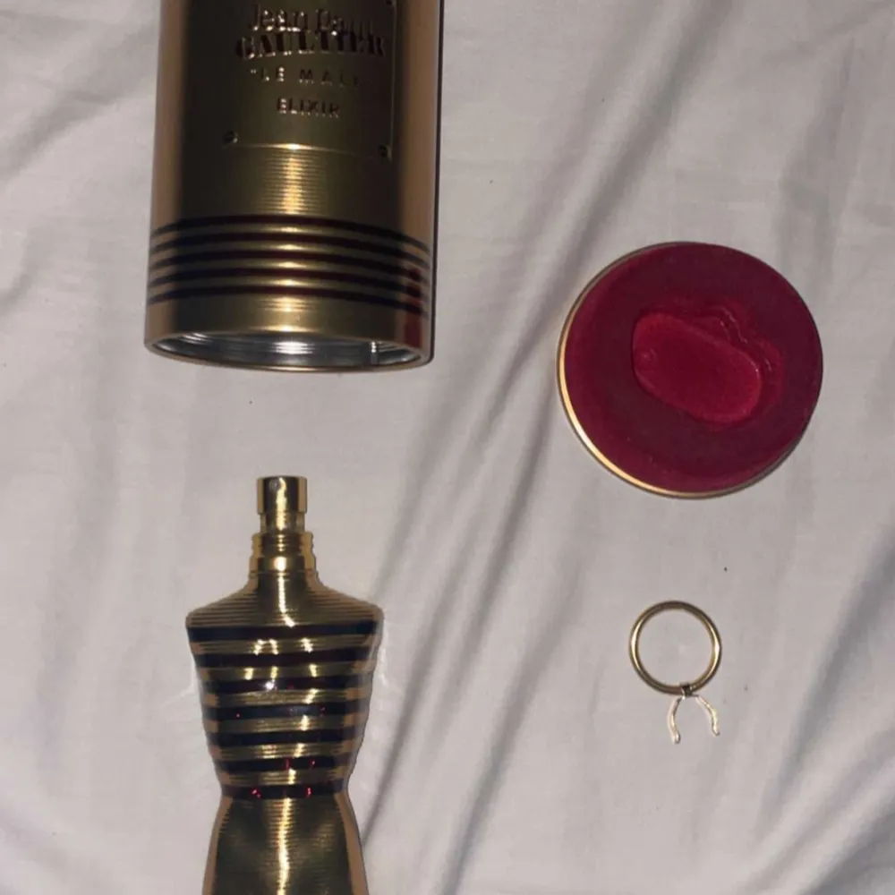 Ca 60 ml kvar. Lite repig atomiser men funkar bra. Rekommenderar att inte sätta på ringen efter användning. Ordinarie pris på kicks: 1145kr.. Perfume.