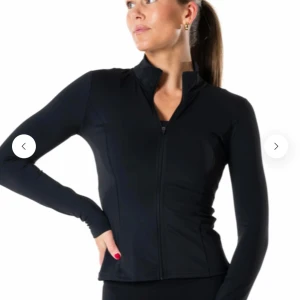 Träningskofta från relode  - Säljer denna sjukt fina träningskoftan från reldode. Den är aldrig använd men gick för länge innan jag hann skicka tillbaks den. Den är storlek Xs och är sjukt fin i kvaliten. Kostar 699 ny men säljer för 500kr