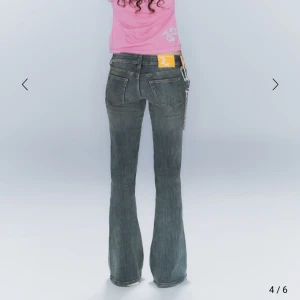 Weekday lowwaist bootcut - Säljer dessa skit snygga lågmidjade jeans, köpta på weekday, har använt endast runt 5 ggr💕passar mig som vanligtvis har XS/S i byxor, passar mig även som är 174cm lång, byxorna är uppsprättade längst ner, fråga för fler bilder eller funderingar💕💕