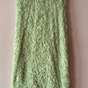 Grön fluffig klänning från Pieces - Snygg, mintgrön tub-klänning från Pieces med en fluffig textur. Perfekt för att sticka ut med sin speciella design. Klänningen har en enkel och stilren passform.