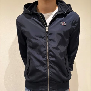 Morris jacka - Riktigt najs marinblå windbreaker/regnjacka från Morris. Den har i princip inga tecken på användning, skicket är 9/10. Modellen är 177 cm och väger 66 kg. Hör av er vid frågor🙌Priset är ej hugget!