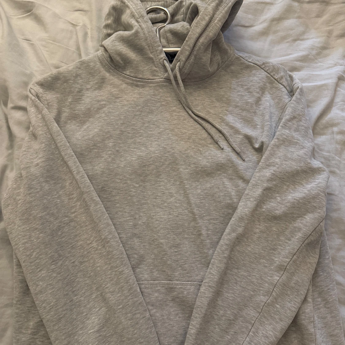 Grå hoodie 