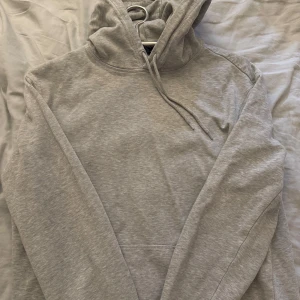 Grå hoodie  - Säljer nu denna stilrena gråa hoodien från hm. Fint skick, storlek M🔥Köparen står för frakt.