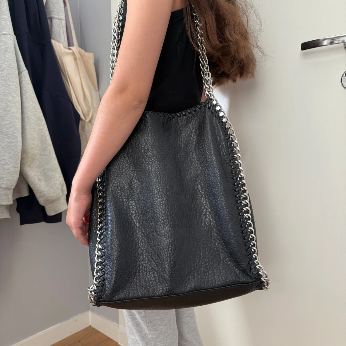 Tiamo Svart axelväska med kedjedetaljer - 92