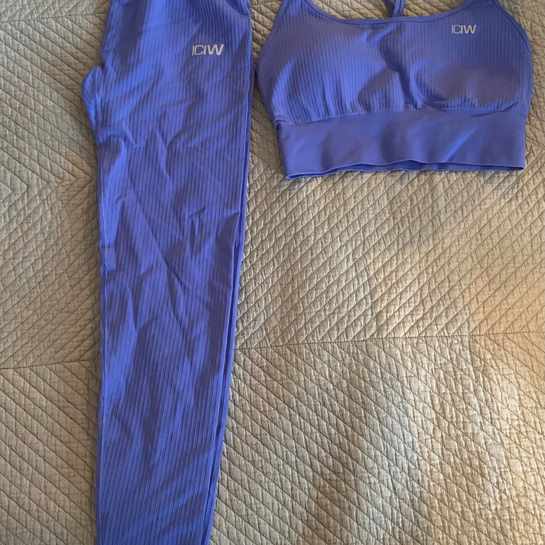 Lila ribbad träningstopp och leggings från ICANIWILL - 90