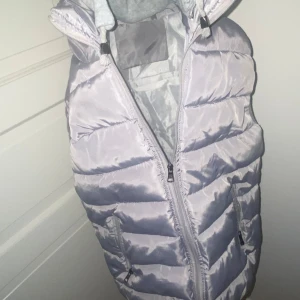 All the men väst  - Säljer min väst då den börjar bli för liten för mig.Den är inte andvänd många gånger det finns inga skador eller något på den.