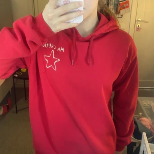 Gina Young hoodie  - Säljer en röd Gina Young hoodie i storlek 158/164 