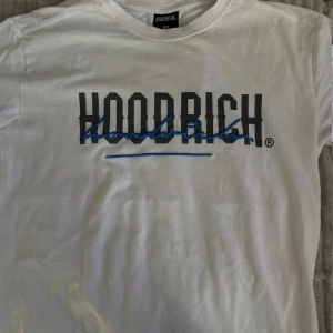 Hoodrich T-shirt  - Stilren vit hoodrich T-shirt med snyggt rygg motiv men har även motiv på magen. Inga synliga defekter som jag kan se med ögonen. Lite stor i storleken