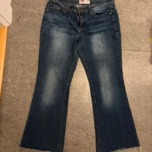 Vintage bootcut jeans - Snygga bootcut jeans med detaljer på fickorna. Avklippta där nere. Passar för nån som är 160-165cm. 29/30 i midja men lite stretchiga så passar större om man vill 