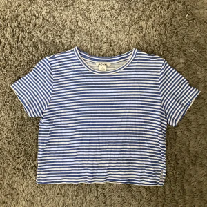 Blåvit Randig Croppad t-shirt från Monki - Blåvit randig Croppad t-shirt från Monki i strl S. Toppen är begagnad men är i gott skick. Klicka gärna pả köp nu och meddela för eventuella frågor. :)
