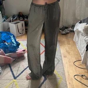 Gröna satinbyxor - Snygga gröna byxor i satin med en loose passform.