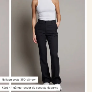 Svarta kostymbyxor med medelhög midja - Snygga svarta kostymbyxor från bikbok i modell Vilma med medelhög midja, storlek 36💕💕