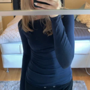 Mörkblå långärmad topp - Snygg och stilren mörkblå långärmad topp med tight passform💕